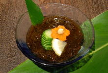 Mozuku seaweed dressed with vinegar