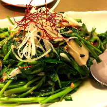 Stir-fried Chinese cabbage and garlic with salt