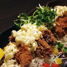 Fried chicken with vinegar and tartar sauce