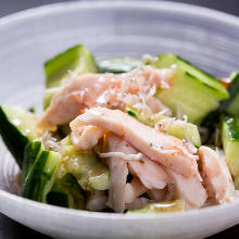 Crushed cucumber and seasoned steamed chicken