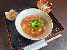 Soy sauce marinade fresh tuna rice bowl