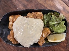 Fried chicken with vinegar and tartar sauce