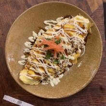 Tonpei-yaki (stir-fried cabbage and meat topped with egg)