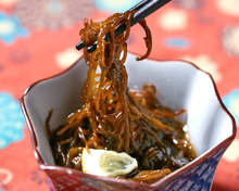 Mozuku seaweed dressed with vinegar