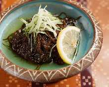 Mozuku seaweed dressed with vinegar