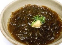 Mozuku seaweed dressed with vinegar