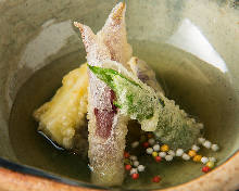 Deep-fried seasonal vegetables in broth