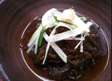 Mozuku seaweed dressed with vinegar