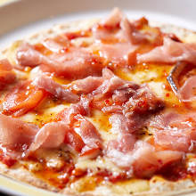 Raw ham pizza