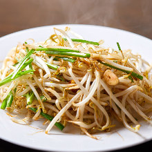 Stir-fried garlic chives and bean sprouts