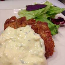 Fried chicken with vinegar and tartar sauce