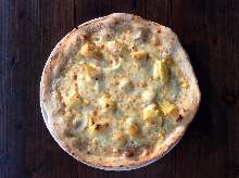 Tuna, mayonnaise, and corn pizza