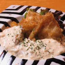 Fried chicken with vinegar and tartar sauce