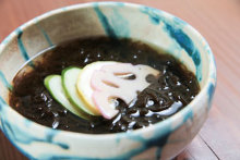 Mozuku seaweed dressed with vinegar