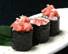 Spring onion and tuna wrapped in seaweed with vinegar rice Spring onion and tuna wrapped in seaweed with vinegar rice
