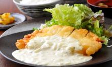 Fried chicken with vinegar and tartar sauce