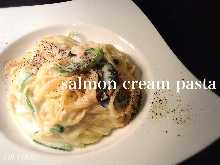 Cream pasta with spinach and smoked salmon