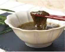 Mozuku seaweed dressed with vinegar