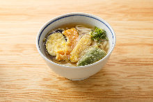 Mixed vegetable tempura udon