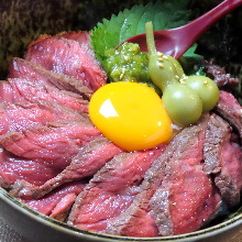 Horse meat rice bowl