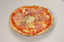 Raw ham pizza