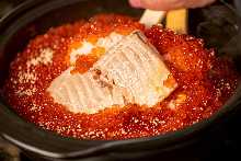 Salmon and salmon roe kamameshi (pot rice)