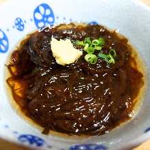 Mozuku seaweed dressed with vinegar