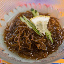 Mozuku seaweed dressed with vinegar