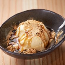 Vanilla ice cream with soybean flour and brown sugar syrup