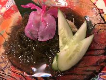 Mozuku seaweed dressed with vinegar