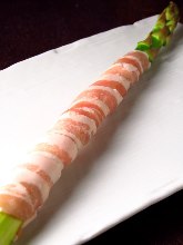Pork belly-wrapped asparagus skewer