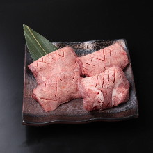 Kuroge wagyu atsu giri tan