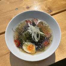 Cold noodles with sea grapes and mozuku