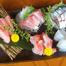 Assorted sashimi