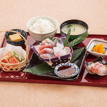 Assorted sashimi