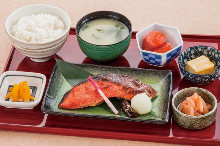 Grilled fatty salmon belly