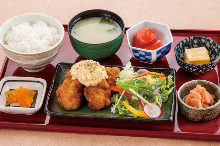 Fried chicken with vinegar and tartar sauce