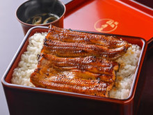 Eel served over rice in a lacquered box