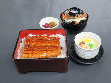 Eel served over rice in a lacquered box