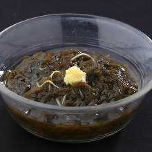 Mozuku seaweed dressed with vinegar