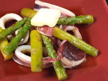 Grilled squid and asparagus with salt and butter