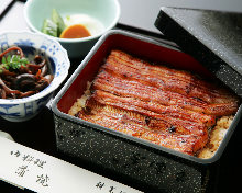 Eel served over rice in a lacquered box