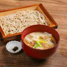 Buckwheat noodles served on a bamboo strainer with duck