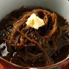 Mozuku seaweed dressed with vinegar