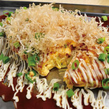 Tonpei-yaki (stir-fried cabbage and meat topped with egg)