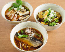 Buckwheat noodles served on a bamboo strainer with duck