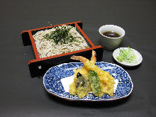 Buckwheat noodles on a bamboo strainer served with Tempura