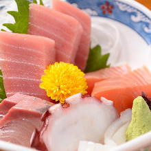 Assorted sashimi