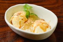 Warabimochi (bracken-starch dumplings) and ice cream