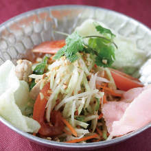 Green papaya salad (goi du du)